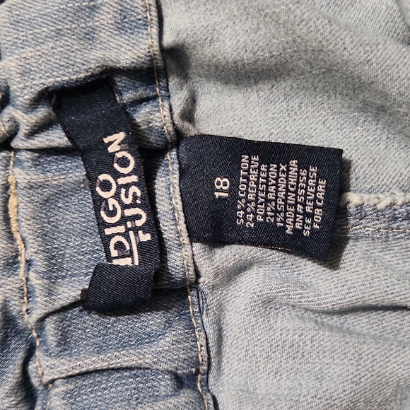 Elastic ruffle waist jean shorts - Picture 2 of 3